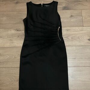🌸Suzy Shier Black Sleeveless Sheath Dress with Asymmetrical Pleat and Zip Detail